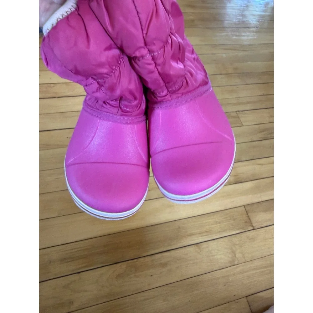 Crocs winter puff boots in fushia pink youth